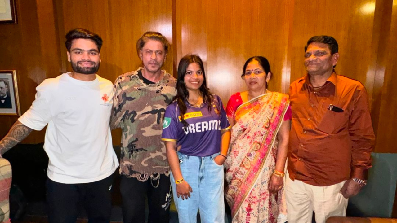 IPL 2024: Shah Rukh Khan Strikes Pose With Rinku Singh And Family Post KKR's Thrilling Win