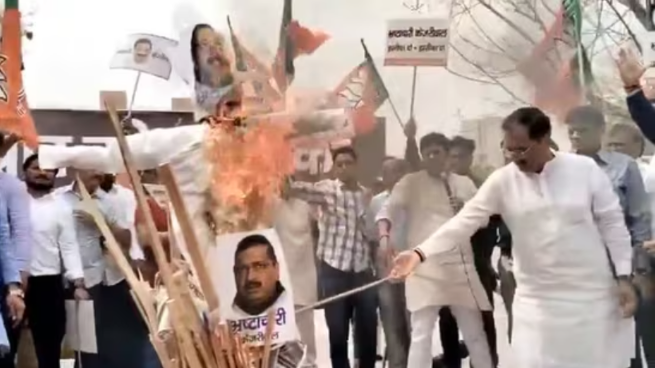 Arvind Kejriwal's Effigies Burnt In Delhi