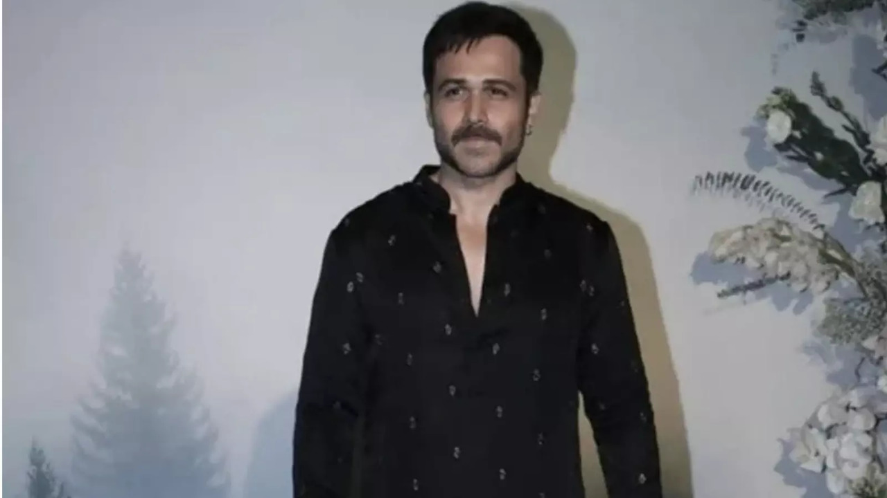 Birthday Boy Emraan Hashmi Makes A Special Appearance At Baba Siddique's Iftar Party | WATCH