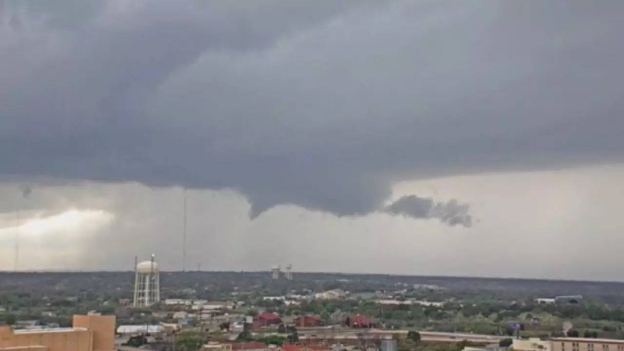 Wichita Falls Severe Weather: Videos Show Tornado-Like Thunderstorm Approaching Texas City, Large Hail Expected