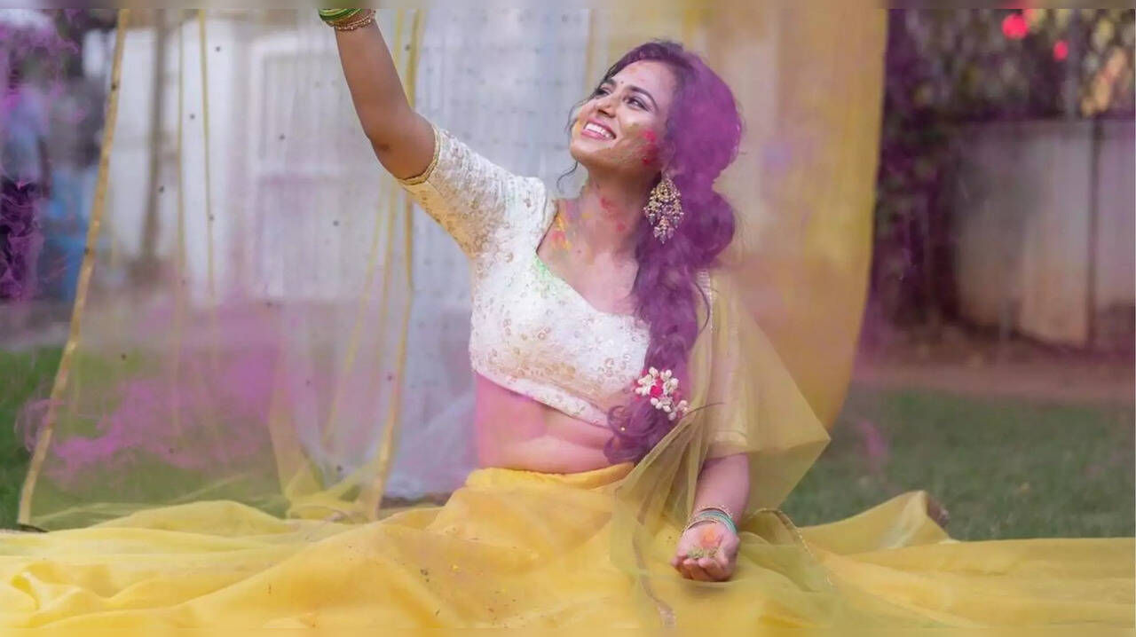  ஹோலி கொண்டாட்டத்தில் நடிகை ரம்யா பாண்டியன்.. கலர்ஃபுல் ஃபோட்டோஸ்! 