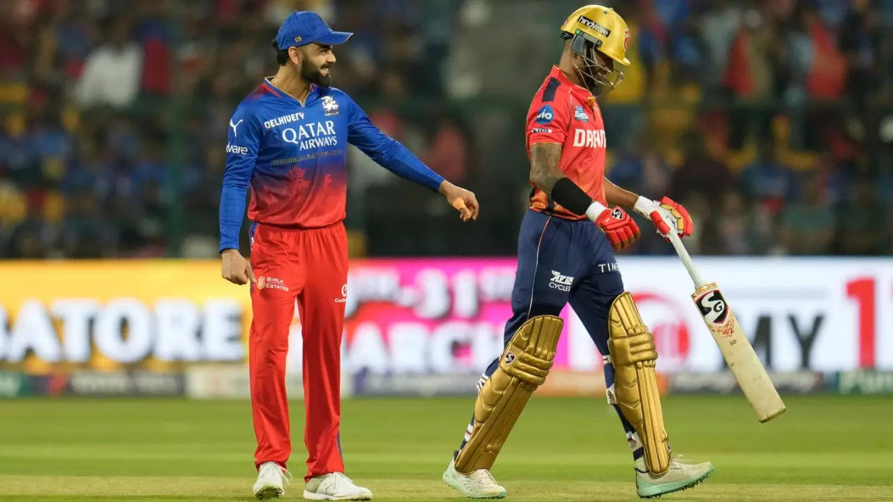 Senti Kyu Ho Raha: Virat Kohli's Hilarious Chat With Shikhar Dhawan During RCB Vs PBKS Match Goes VIRAL- WATCH