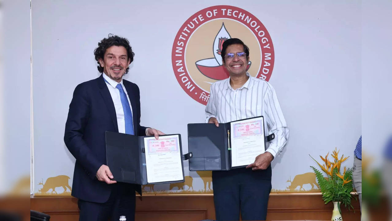 Mr François Chopard, Founder & CEO, Starburst Aerospace & Prof V Kamakoti, Director, IIT Madras, exchanging MoU on 25th March 2024