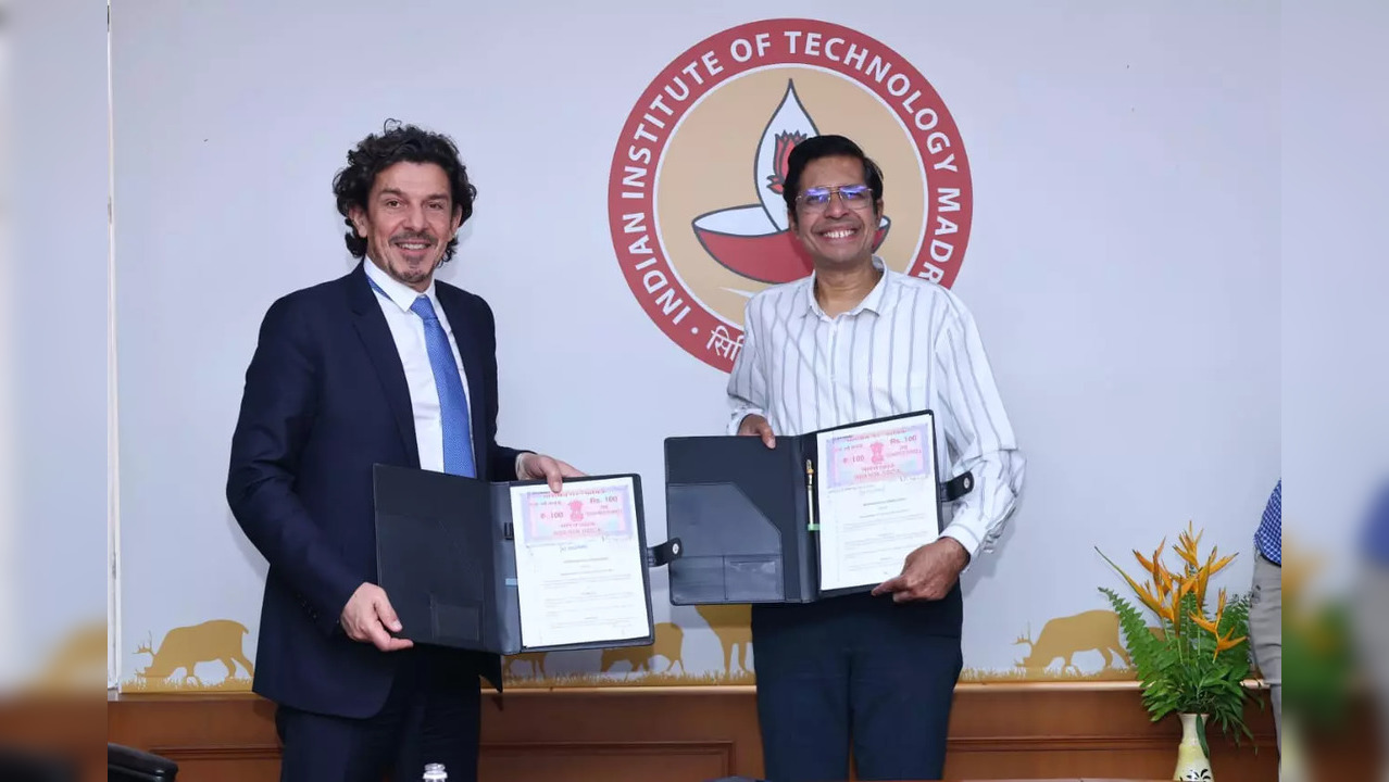 Mr Fran?ois Chopard, Founder & CEO, Starburst Aerospace & Prof V Kamakoti, Director, IIT Madras, exchanging MoU on 25th March 2024