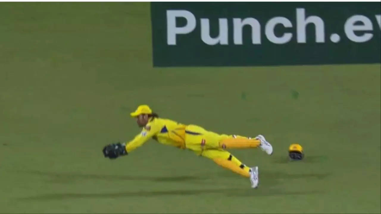 dhoni stunning catch