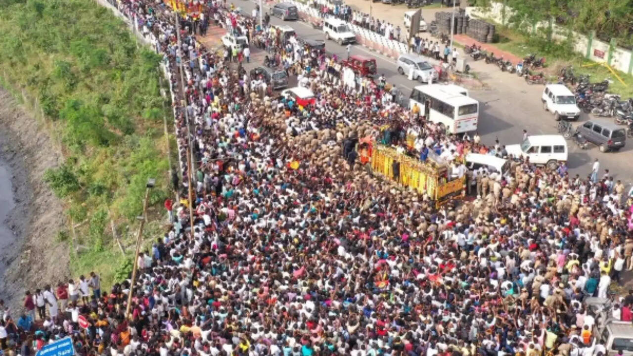  இறுதி ஊர்வலத்தில் மாலைகளை வீசினால் கடும் நடவடிக்கை.. நீதிமன்றத்தில் டிஜிபி தகவல் 