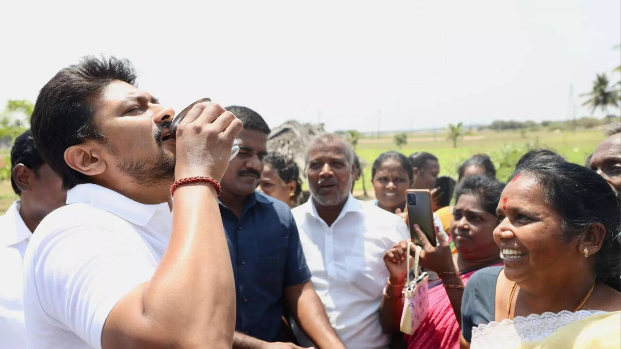  சாலையோர பெண் வியாபாரி அளித்த கேழ்வரகு கூழ் பருகிய அமைச்சர் உதயநிதி ஸ்டாலின்.. திருவண்ணாமலையில் ருசிகரம்.. 