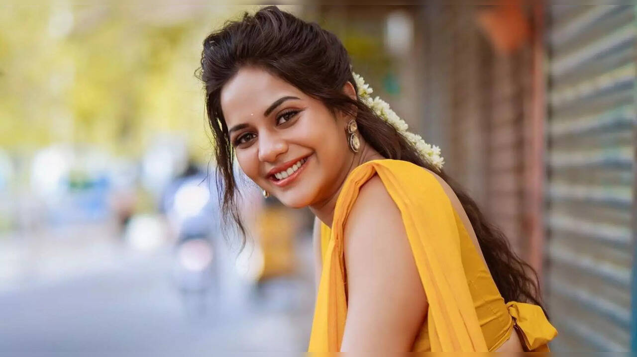  ஹோம்லி லுக்கில் இணையத்தை தெறிக்க விட்ட ஐஸ்வர்யா தத்தா! 