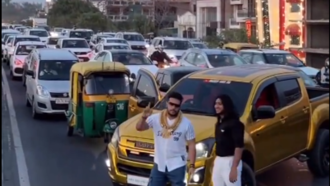 Watch: Influencers Stop Car Amid Traffic On Delhi Flyover, Then Strike a  Pose; Internet Outraged | Viral News - Times Now