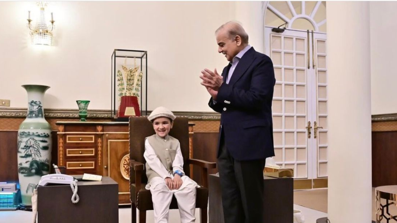 Youngest Vlogger in Pakistan Takes Seat in PM Shehbaz Sharif's Chair.