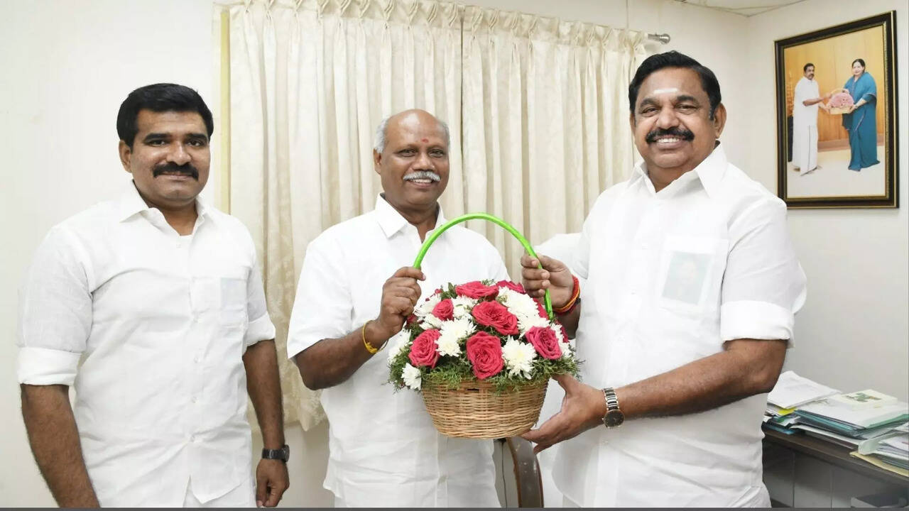  தடா பெரியசாமி பாஜகவில் இருந்து விலகி அதிமுகவில் இணைந்தார்.. அண்ணாமலை மீது பகீர் குற்றச்சாட்டு..! 