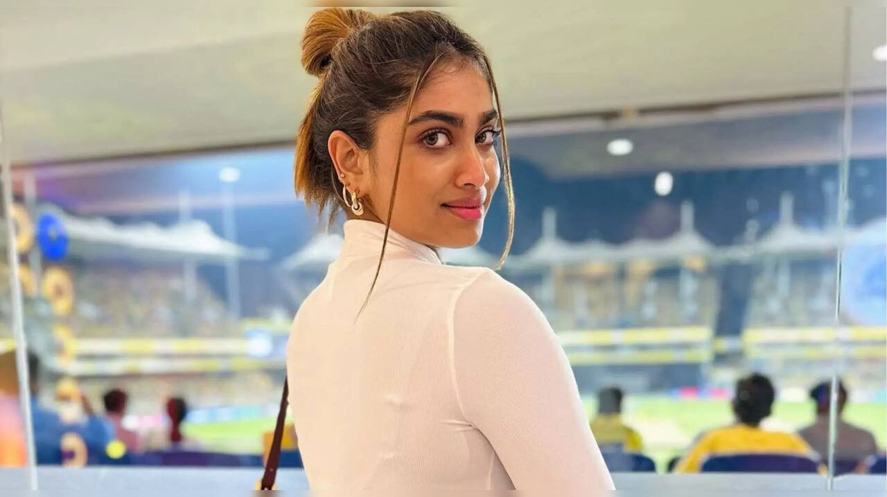  ​ஐபிஎல் மேட்ச் பார்க்க போன இடத்திலேயே ஃபோட்டோஷூட் நடத்திய பிக் பாஸ் ஷிவானி! 