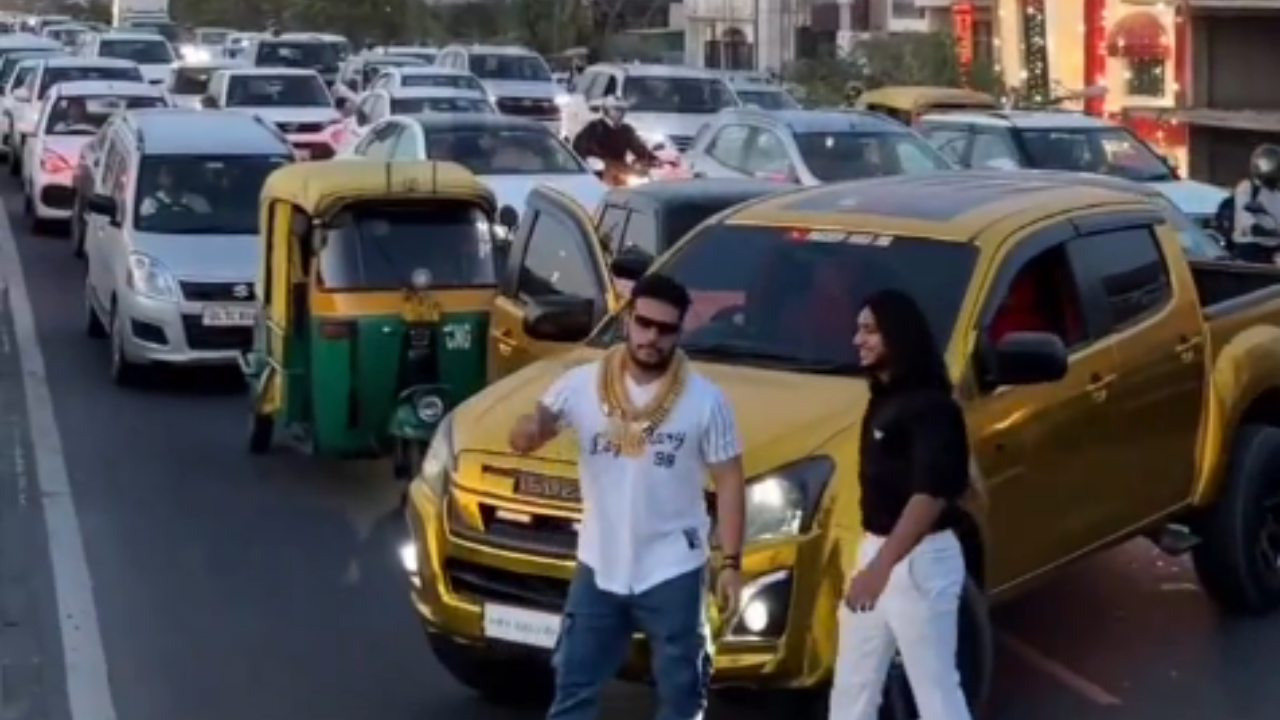 Delhi man performing stunt