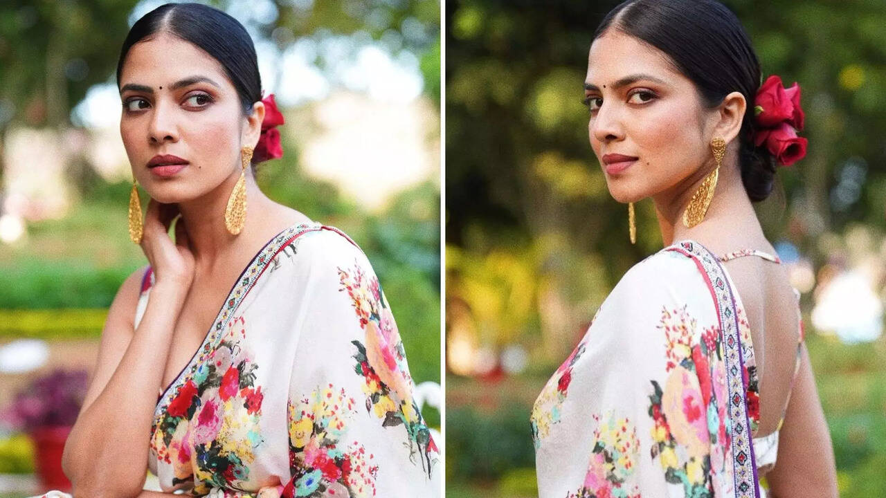  பூ போட்ட புடவையில் புன்னகைக்கும் மாளவிகா மோகனனின் லேட்டஸ்ட் புகைப்படங்கள்! 