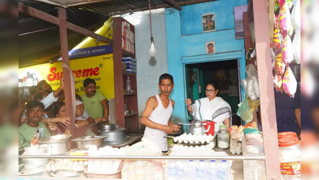 Mamata Banerjee was seen serving tea at a local stall in Jalpaiguri