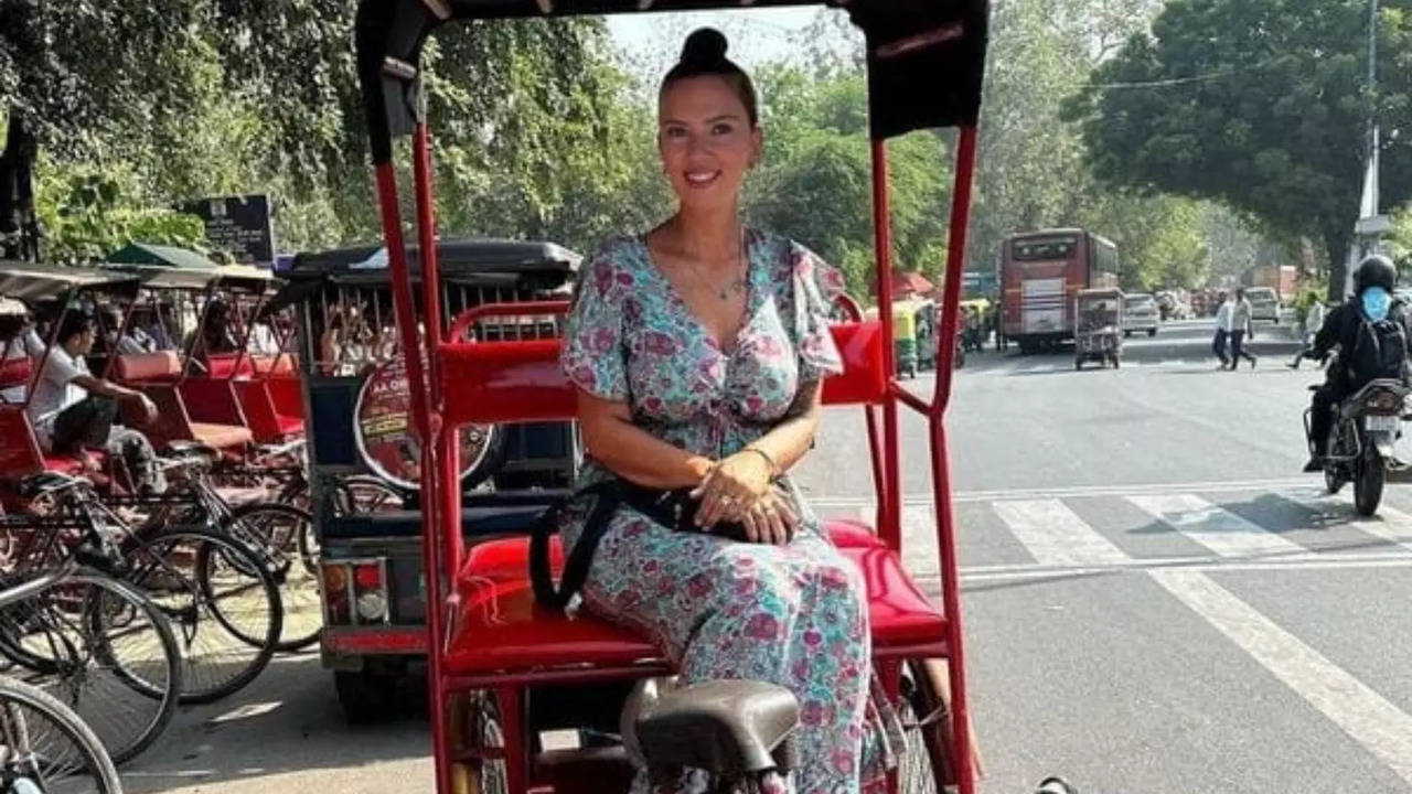 Scarlet Johansson Spotted Enjoying Rickshaw Ride In Delhi? Here's The Truth