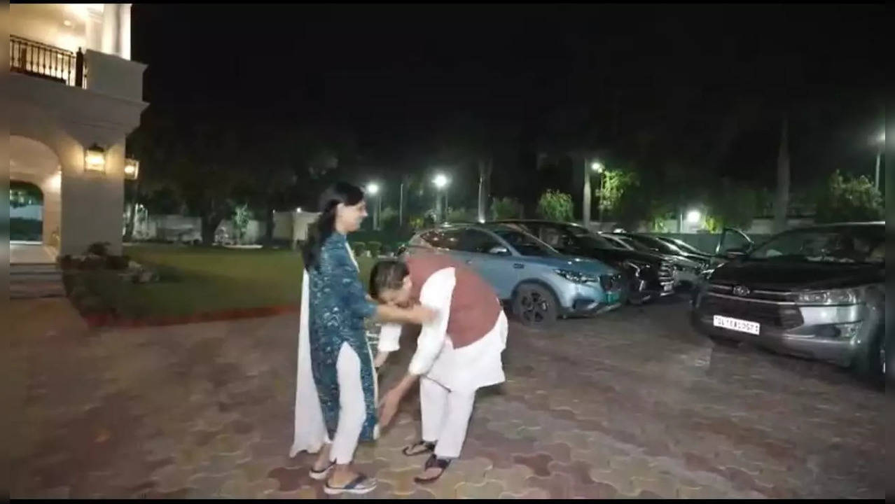 sanjay singh touches Sunita Kejriwal's feet