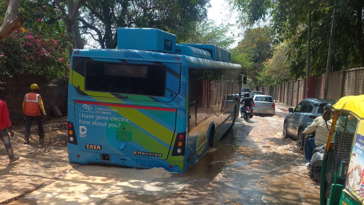 bus stuck delhi traffic police