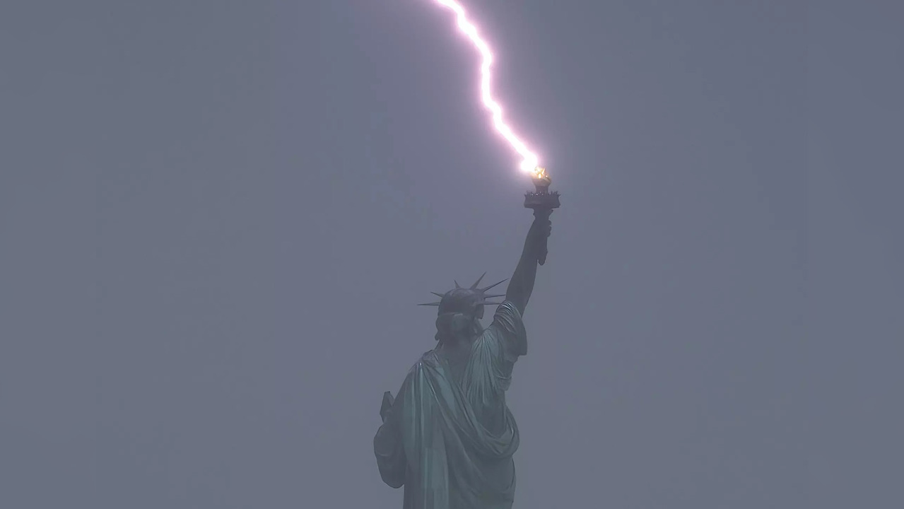 New York Storm Effects: New York Storm Recap: Lightning Strikes The Statue  Of Liberty, Boats Sink | In Pics | US News News - Times Now