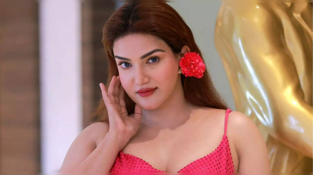  ​தலையில் ரோஸுடன் போஸ் கொடுத்த நடிகை ஹனி ரோஸ்.. வைரலாகும் ஃபோட்டோஷூட் 