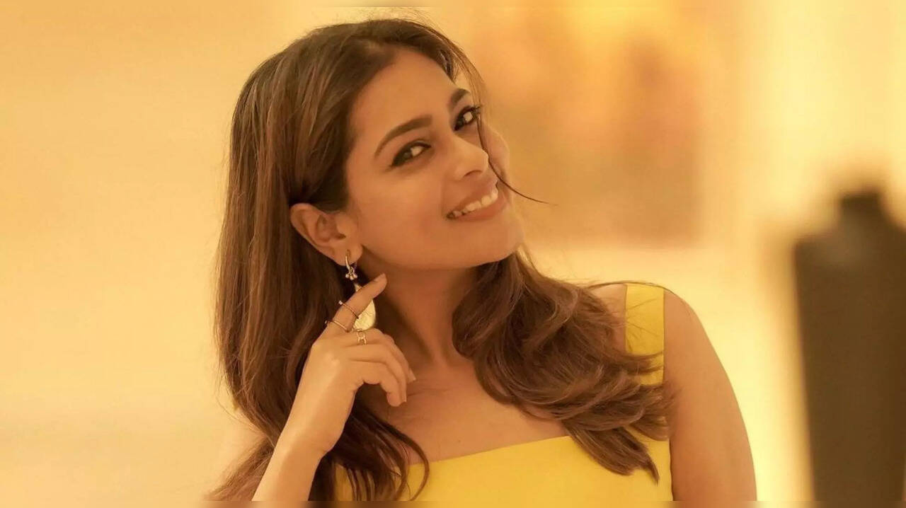  மாடர்ன் ரதியே...ஹீரோயின்களுக்கு டஃப் கொடுக்கும் அழகில் ஆங்கர் கிகி விஜய்! 