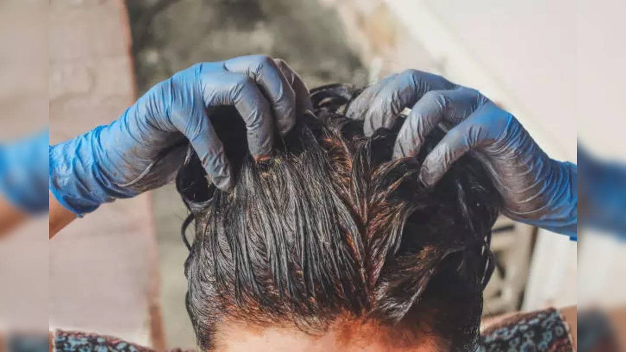 applying mehndi