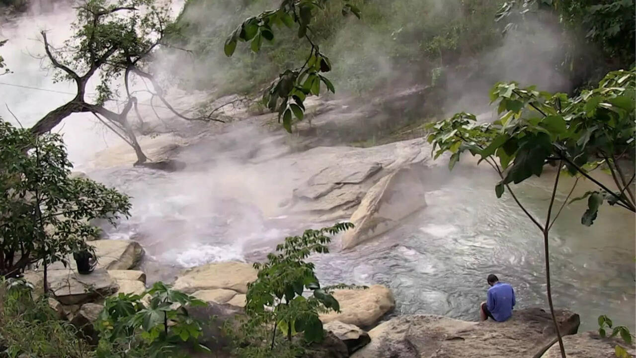  200 டிகிரிக்கு மேல் கொதிக்கும் உலகின் அதிசய நதியை பற்றித் தெரியுமா? 