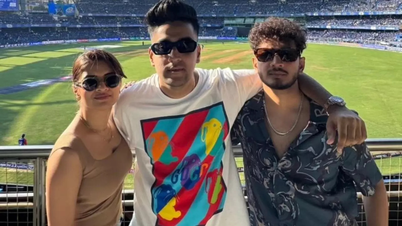 Munawar Faruqui Enjoys Match With Avneet Kaur At Wankhede Stadium - See Pic