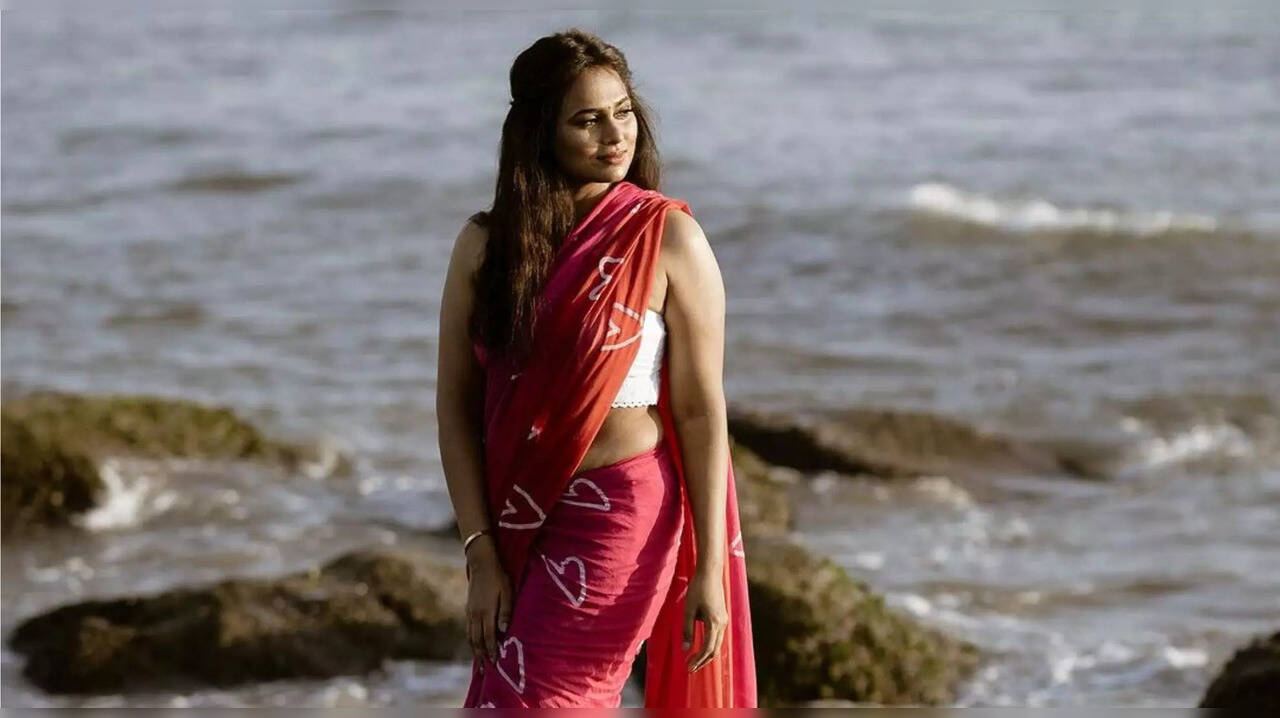  மீண்டும் ரம்யா பாண்டியன்.. புடவையில் கவர்ச்சி காட்டும் பீச் ஃபோட்டோஷூட்! 