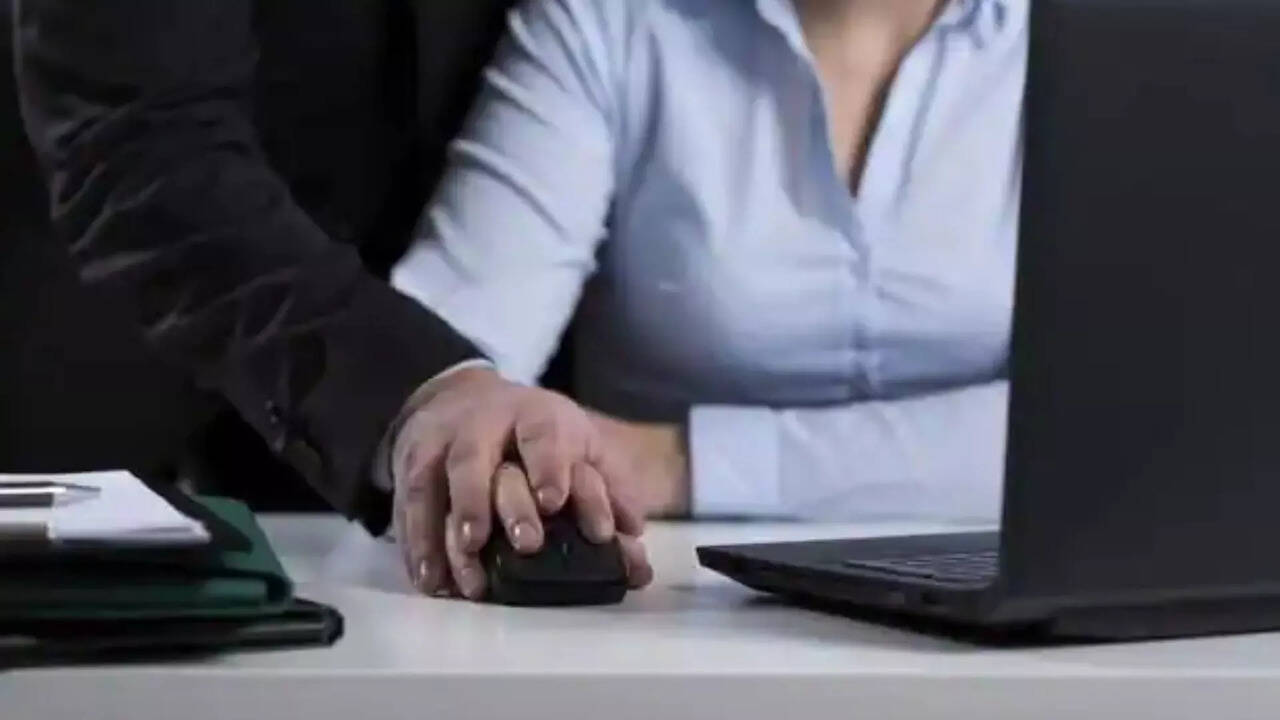  பணியிடங்களில் பெண்களுக்கு பாலியல் தொல்லை.. அரசுக்கு நீதிமன்றம் முக்கிய உத்தரவு 