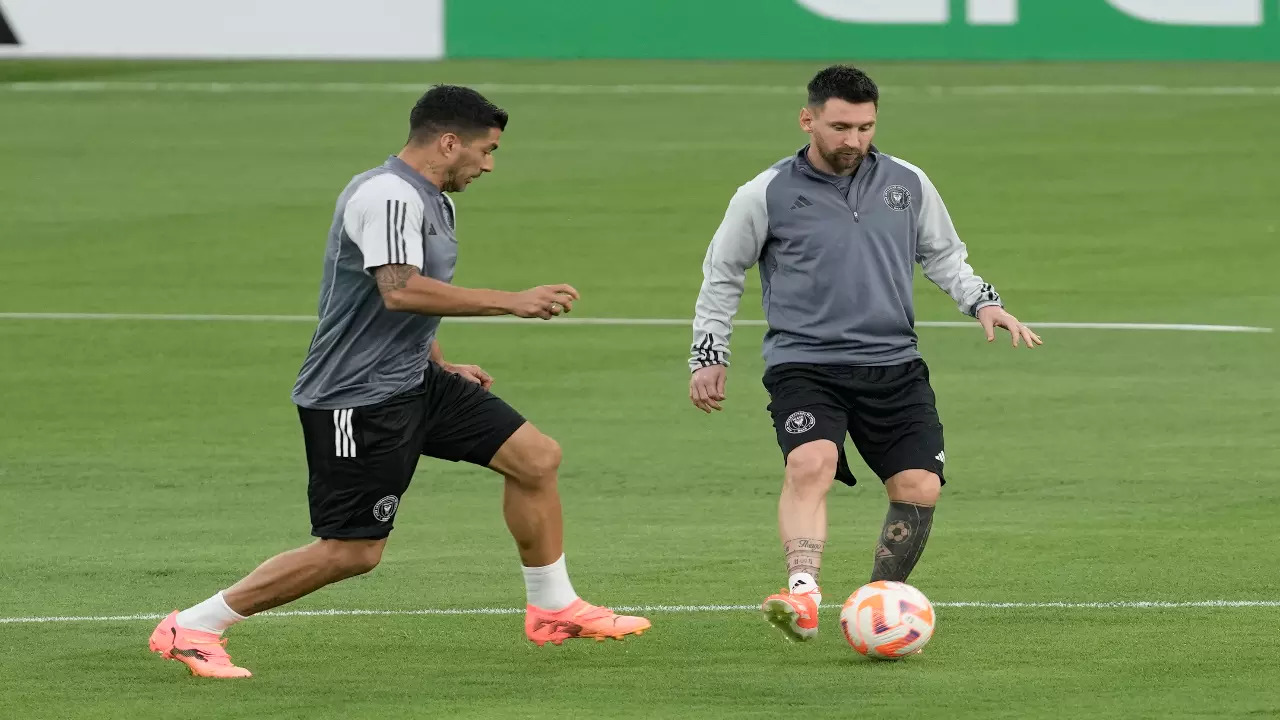 Lionel Messi and Luis Suarez take part in a training session