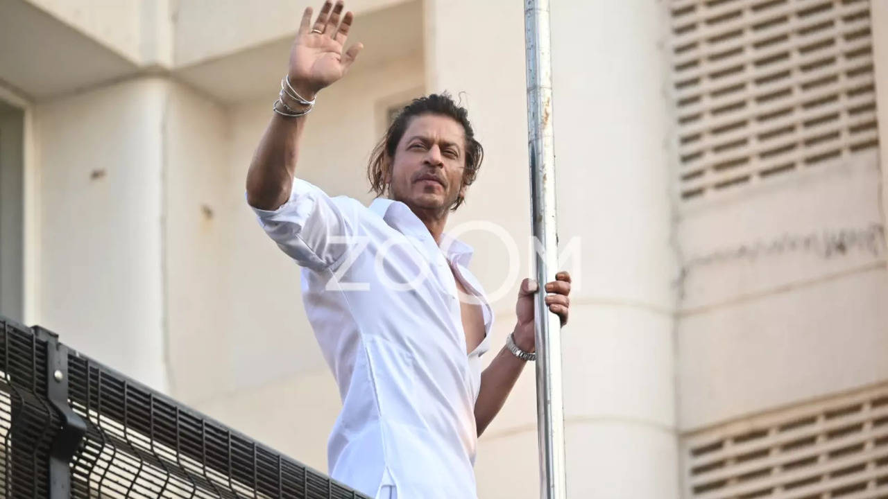 Shah Rukh Khan Gives Perfect Eidi To Fans Outside Mannat