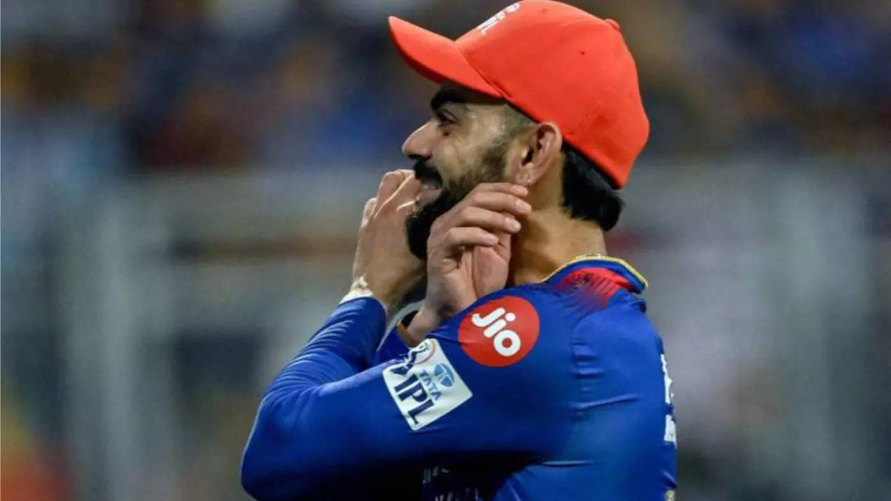 Virat Kohli's Reaction To ''Kohli Ko Bowling Do'' Crowd Chants Is Pure GOLD During MI vs RCB Match : WATCH