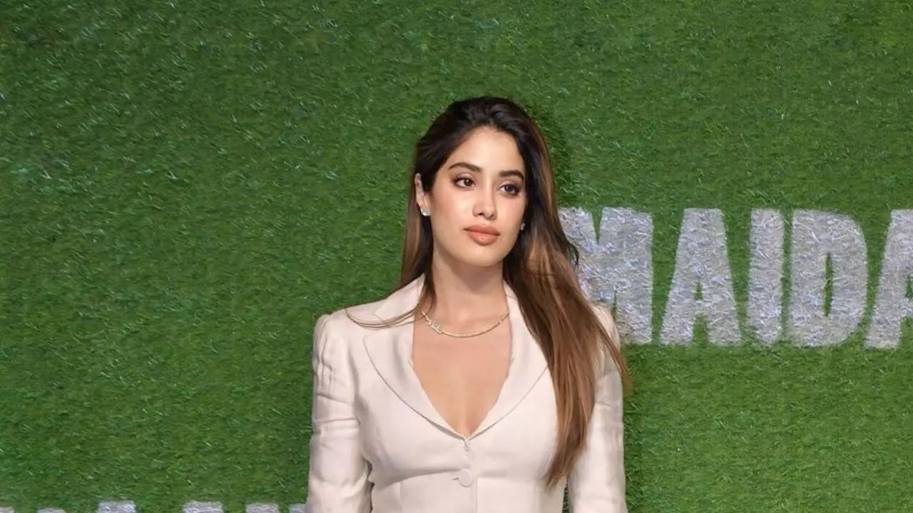 Janhvi Kapoor Steals The Show In Soft Girl Makeup