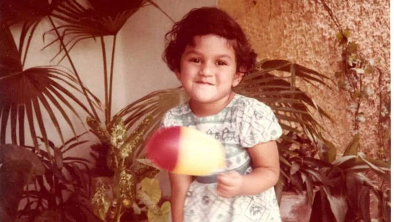  இந்த க்யூட் குழந்தை யாருன்னு தெரியுதா? சீக்கிரமே கல்யாணம் ஆகப்போகும் முன்னணி நடிகைதான் இவங்க! 