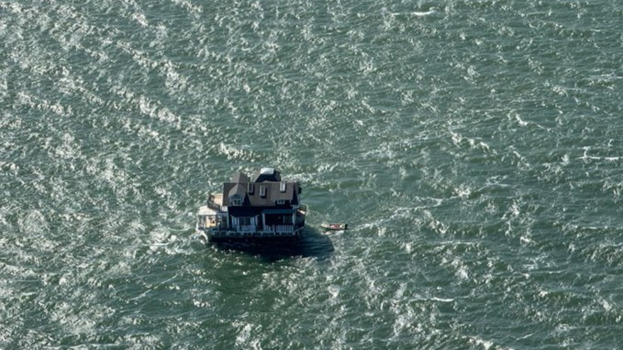 Viral Video: Two-Story House Makes Historic Trip Across San Francisco Bay. Watch