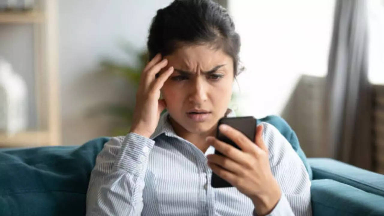 What Is Phone Call Anxiety? 7 Signs Of This Disorder