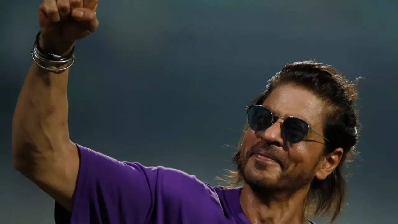 Shah Rukh Khan Wins Hearts As He Picks Up Fallen KKR Flags After Match At Eden Garden. Watch