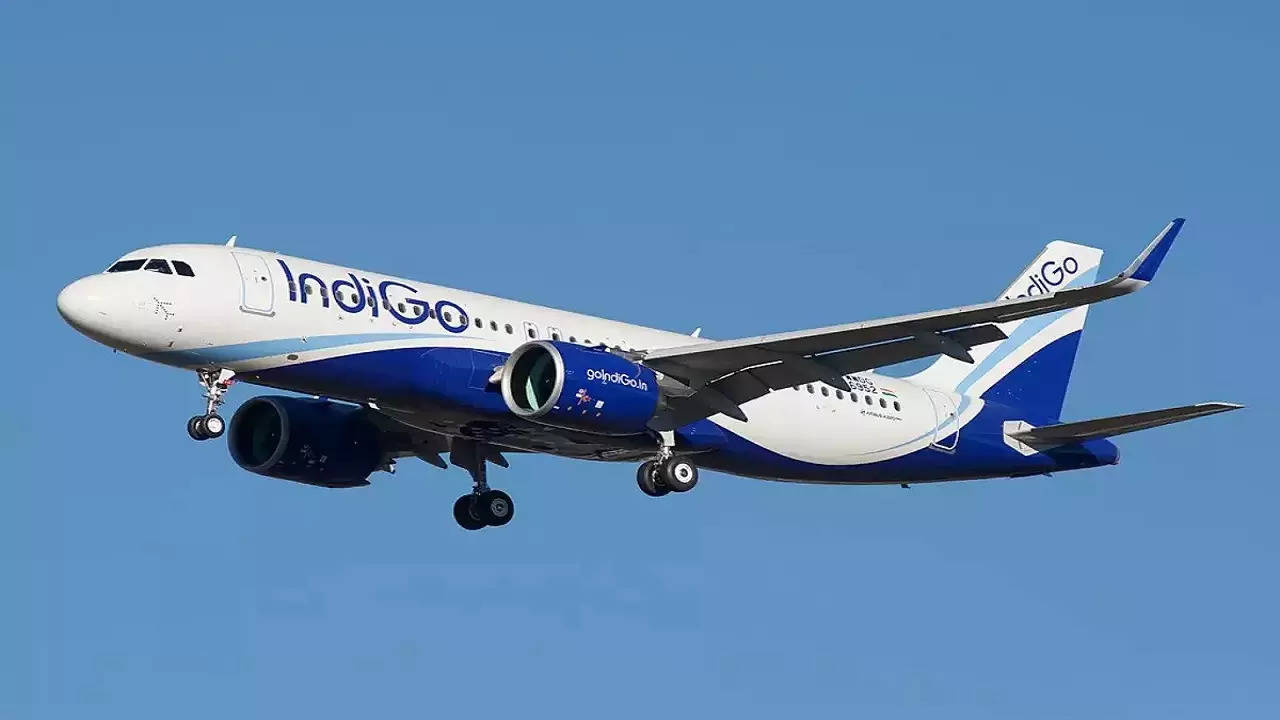 a indigo flight coming from ayodhya to delhi just 2 minutes of fuel left got stuck in bad weather