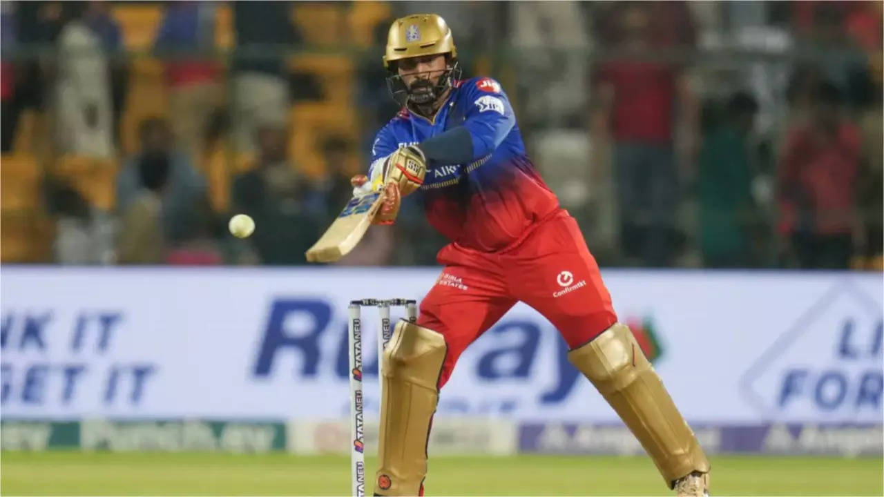 Dinesh Karthik Gets Standing Ovation From Bengaluru Crowd After Valiant Knock Of 83 During RCB vs SRH Match -WATCH