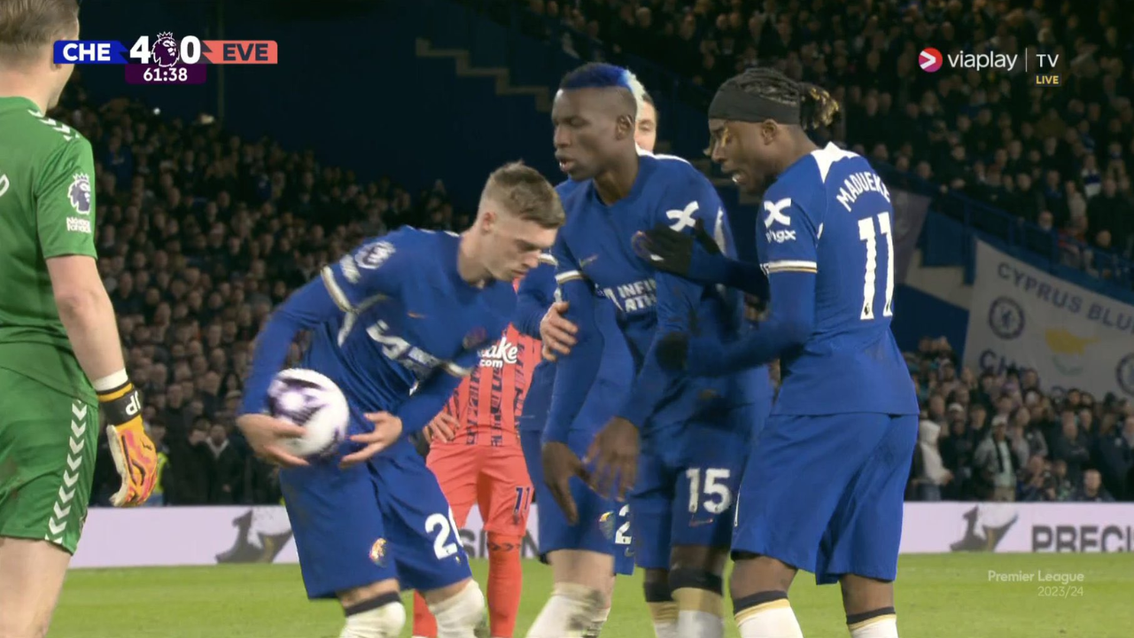 Chelsea Fc: WATCH: Embarrassing ! Chelsea Players Argue Over Who Gets ...