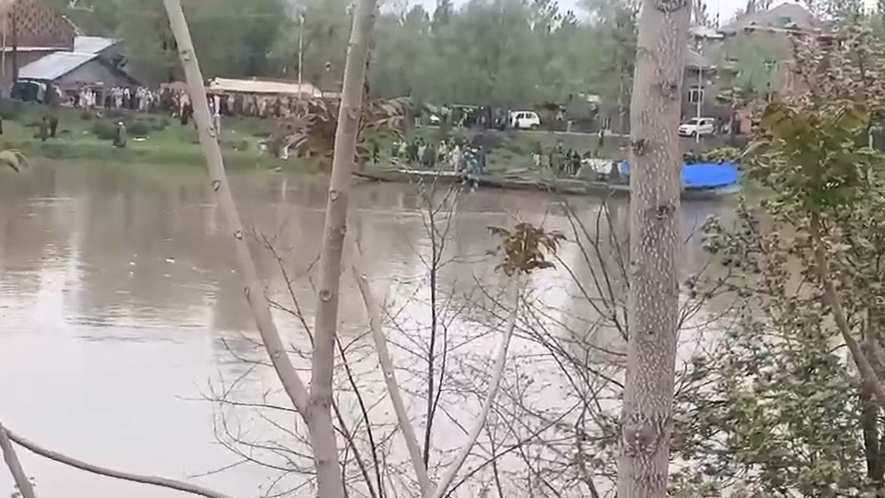 Srinagar Boat Overturns