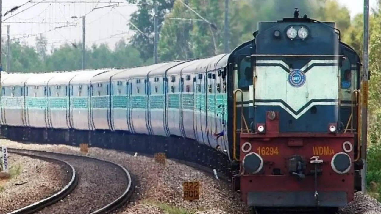  ஓட்டு போட ஊருக்கு போறீங்களா ? கன்னியாகுமரி, கோவைக்கு சிறப்பு ரயில் சேவை.. முழு விவரம்.. 