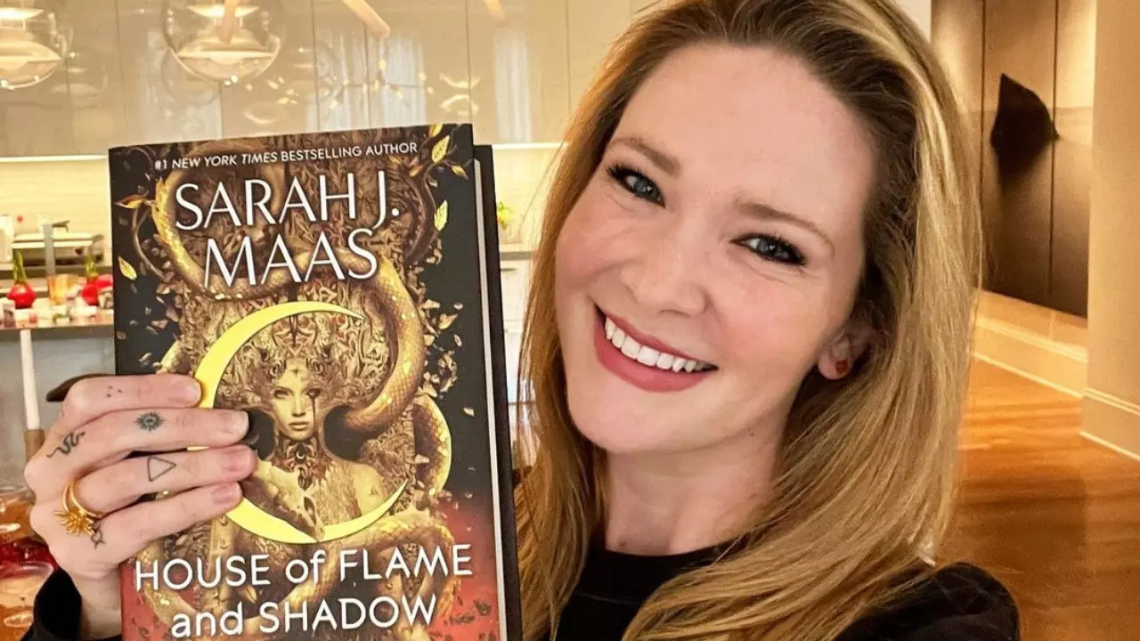 Sarah J Maas