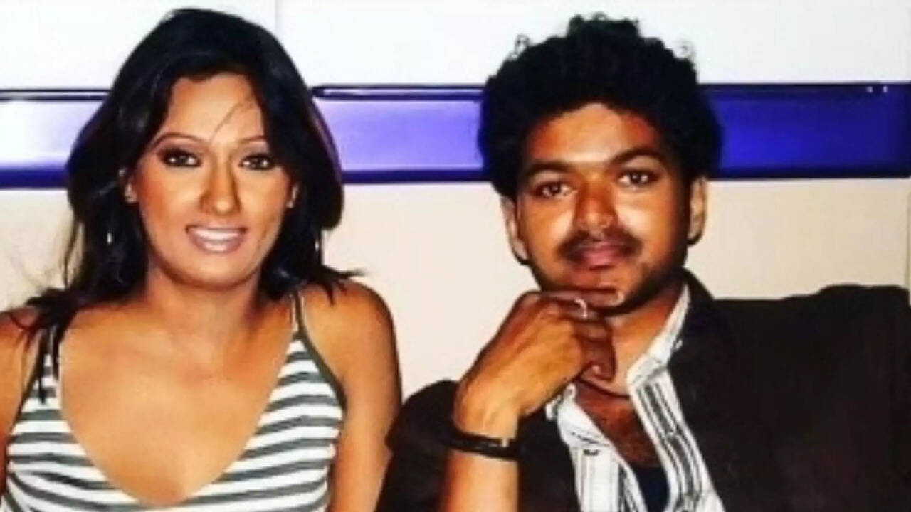  இந்த போக்கிரி பட நடிகையை நினைவிருக்கா.. இப்போ 40 வயதிலும் அதே கிளாமரோடு எப்படி இருக்காங்க பாருங்க! 