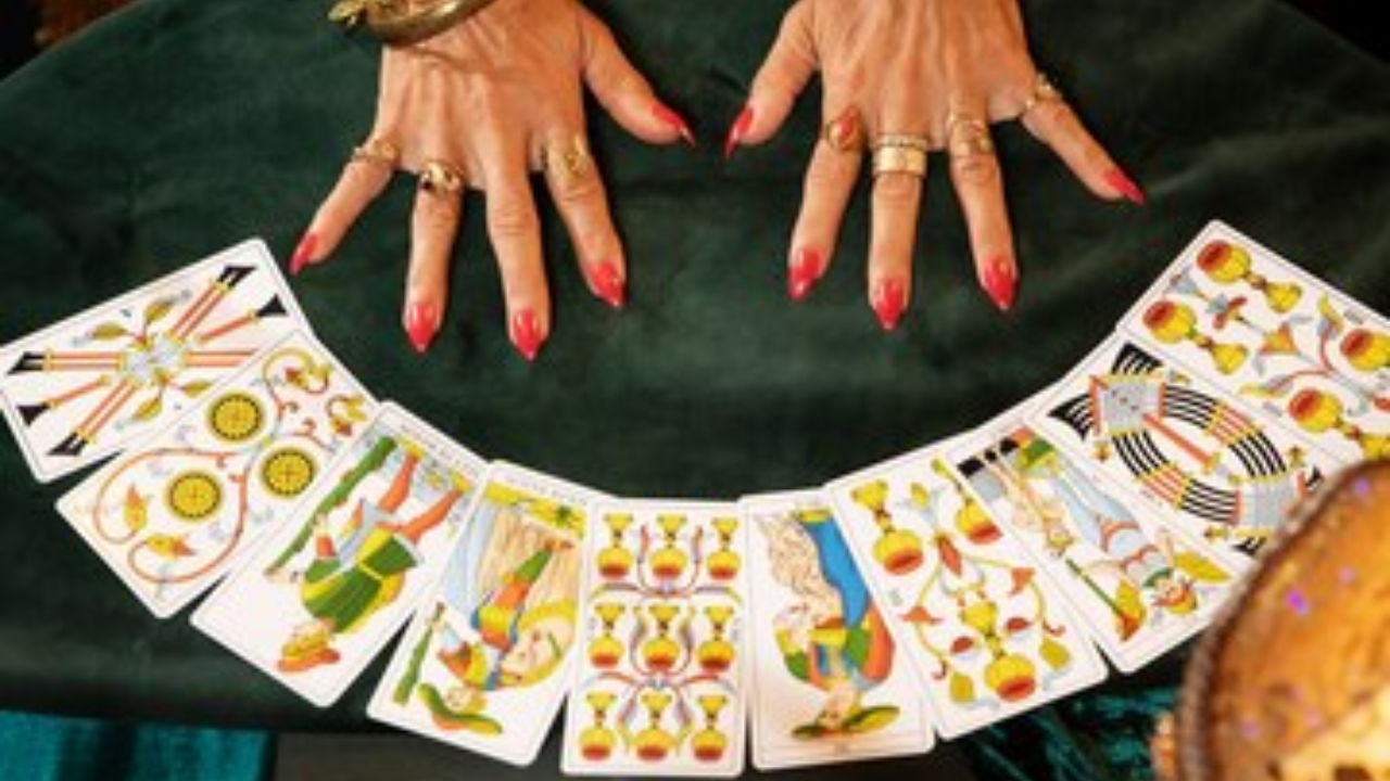 US Woman Bags Rs 4 Crore Jackpot Lottery Post Tarot Card Reading's Financial Gain Hint (Image via Freepik)