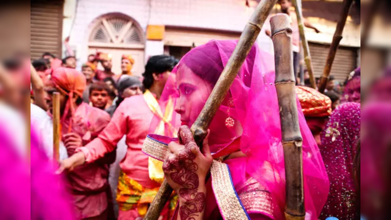 Unique Lath Maar Puja at Nari Semri temple of Mathura