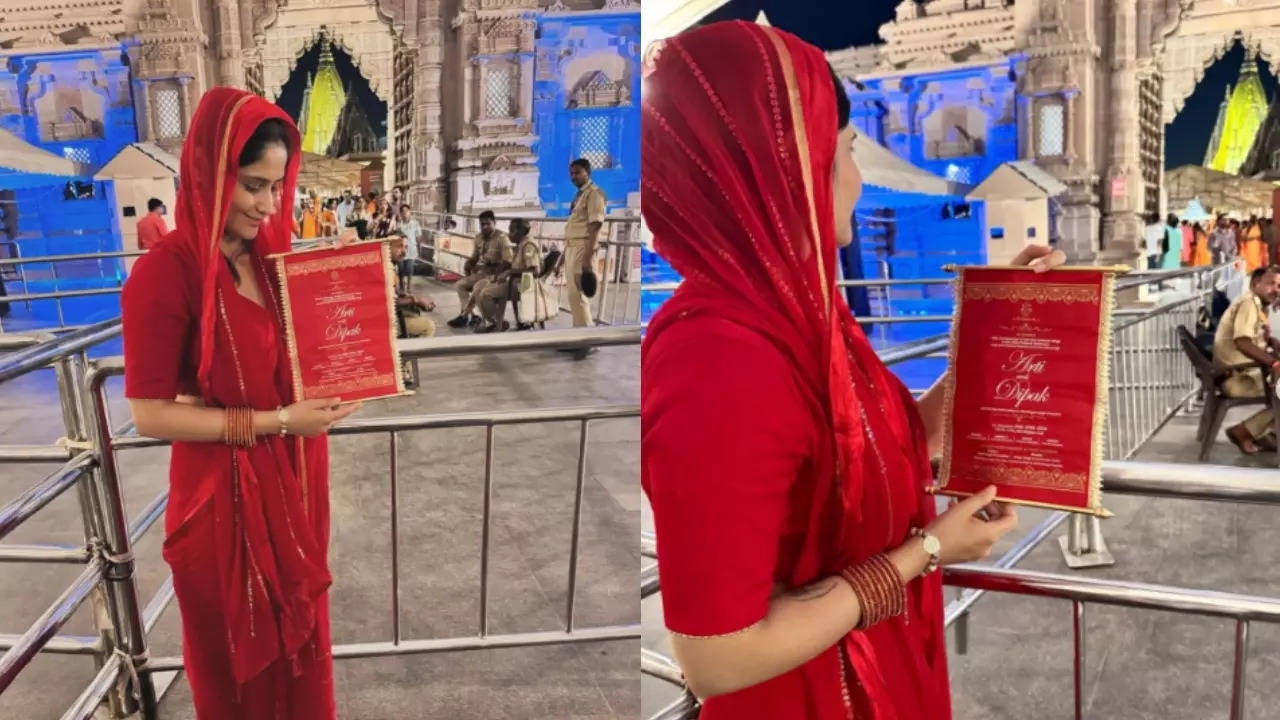 Bride-to-be Arti Singh Visits Kashi Vishwanath Temple In Red Saree, Poses With Her Wedding Card