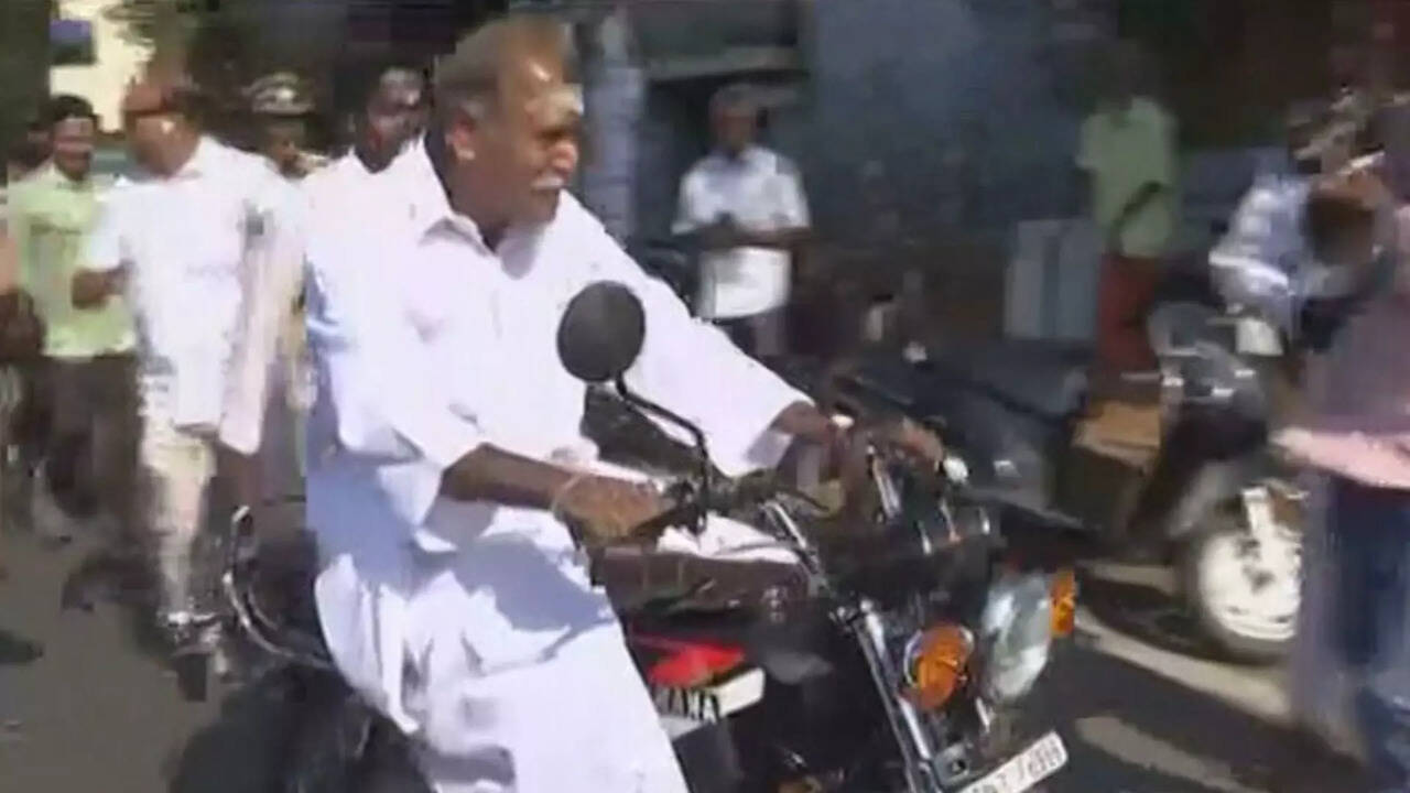  பைக்கில் வந்து வாக்களித்து அசத்திய புதுவை முதலமைச்சர் ரங்கசாமி 