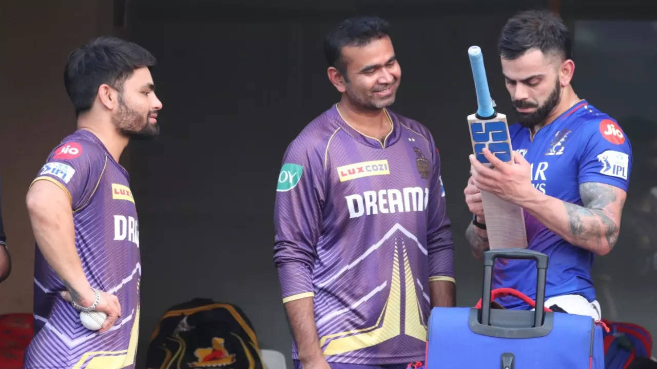 Virat Kohli Signs Rinku Singh's Bat Ahead Of KKR vs RCB IPL 2024 Clash | Pic Goes VIRAL